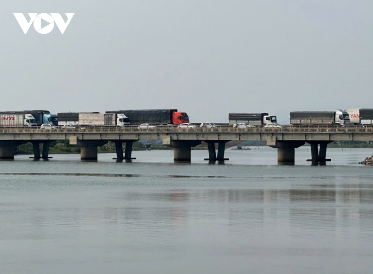 quoc lo 1a qua quang binh un tac vi xe container dam dai phan cach hinh anh 2