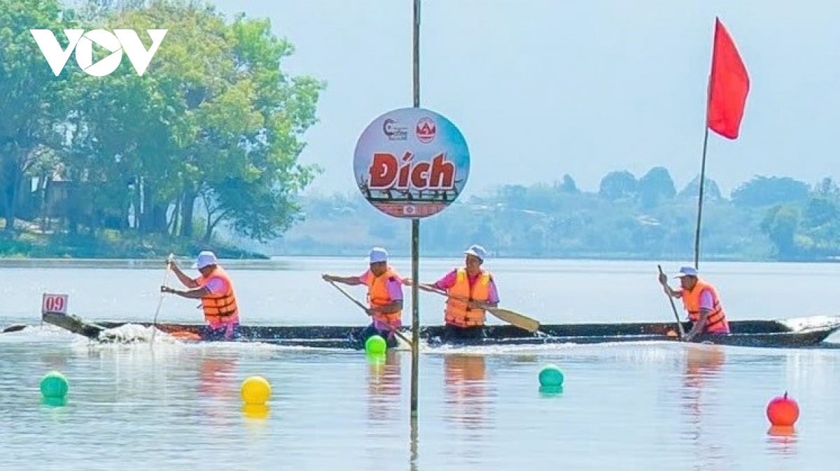 gần 100 tay chèo tham gia đua thuyền độc mộc trên hồ tự nhiên lớn nhất tây nguyên hình ảnh 2 gan 100 tay cheo tham gia dua thuyen doc moc tren ho tu nhien lon nhat tay nguyen hinh anh 2