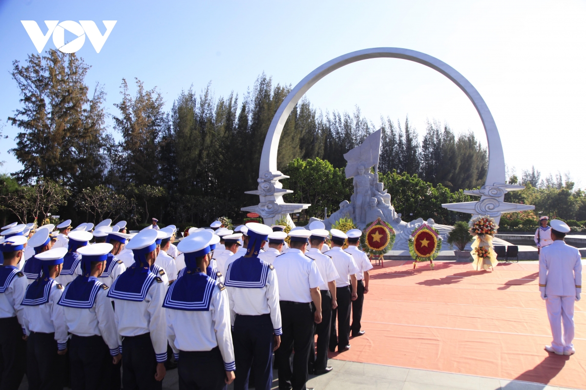 bộ tư lệnh vùng 4 hải quân dâng hương tưởng niệm chiến sĩ gạc ma hình ảnh 1 bo tu lenh vung 4 hai quan dang huong tuong niem chien si gac ma hinh anh 1