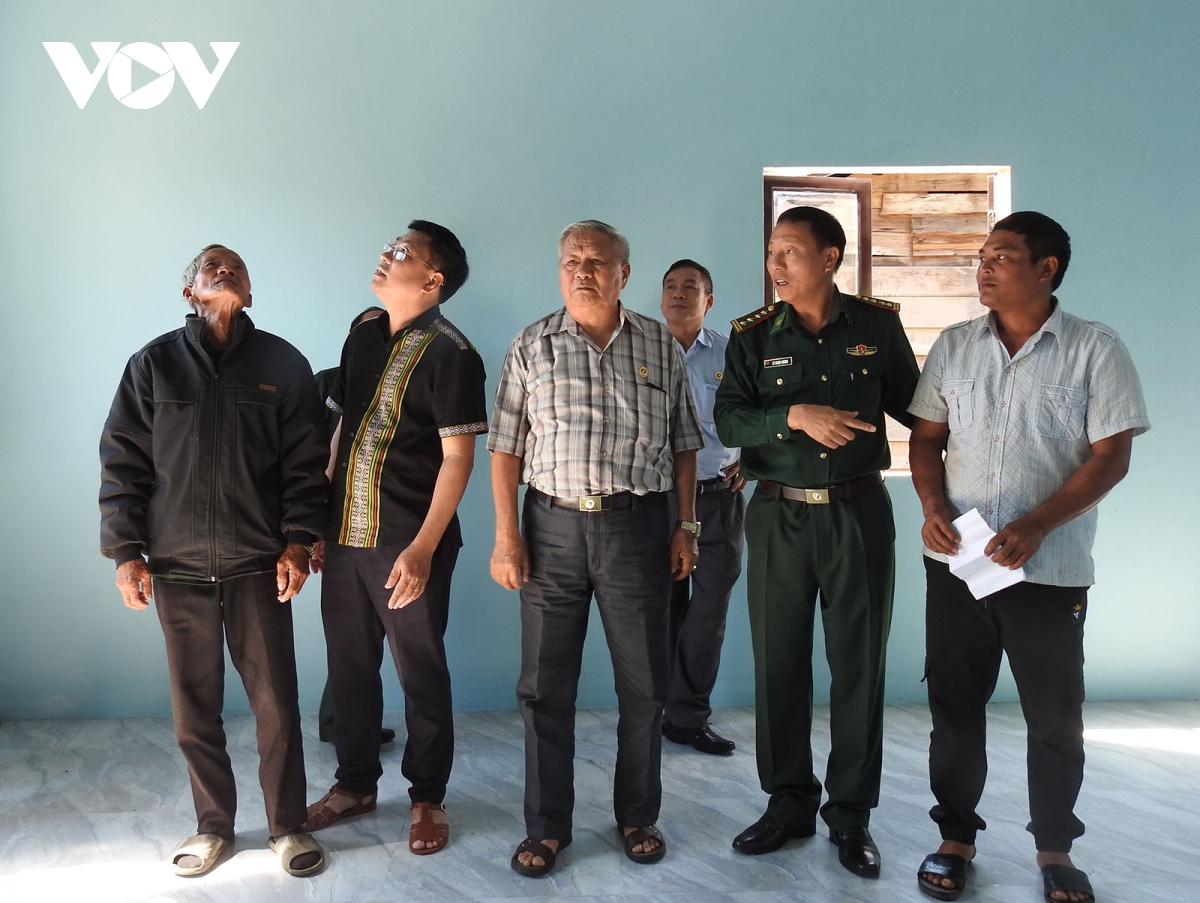 bộ đội biên phòng giúp dân xây những ngôi nhà vững chãi trên biên giới kon tum hình ảnh 2 bo doi bien phong giup dan xay nhung ngoi nha vung chai tren bien gioi kon tum hinh anh 2