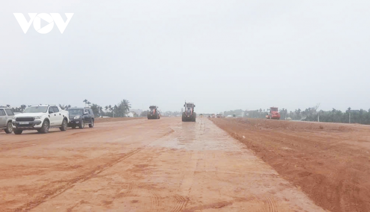 hoàn thành thảm bê tông nhựa dự án cao tốc quảng ngãi - hoài nhơn trước mùa mưa hình ảnh 2 hoan thanh tham be tong nhua du an cao toc quang ngai - hoai nhon truoc mua mua hinh anh 2