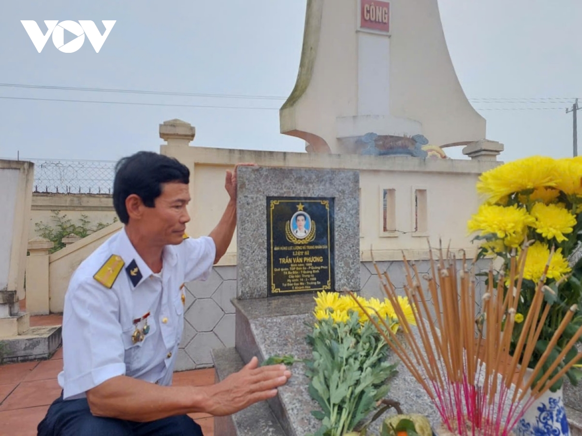 tưởng niệm liệt sỹ gạc ma 64 ngọn hoa đăng gửi xuống cửa sông trôi ra biển hình ảnh 2 tuong niem liet sy gac ma 64 ngon hoa dang gui xuong cua song troi ra bien hinh anh 2