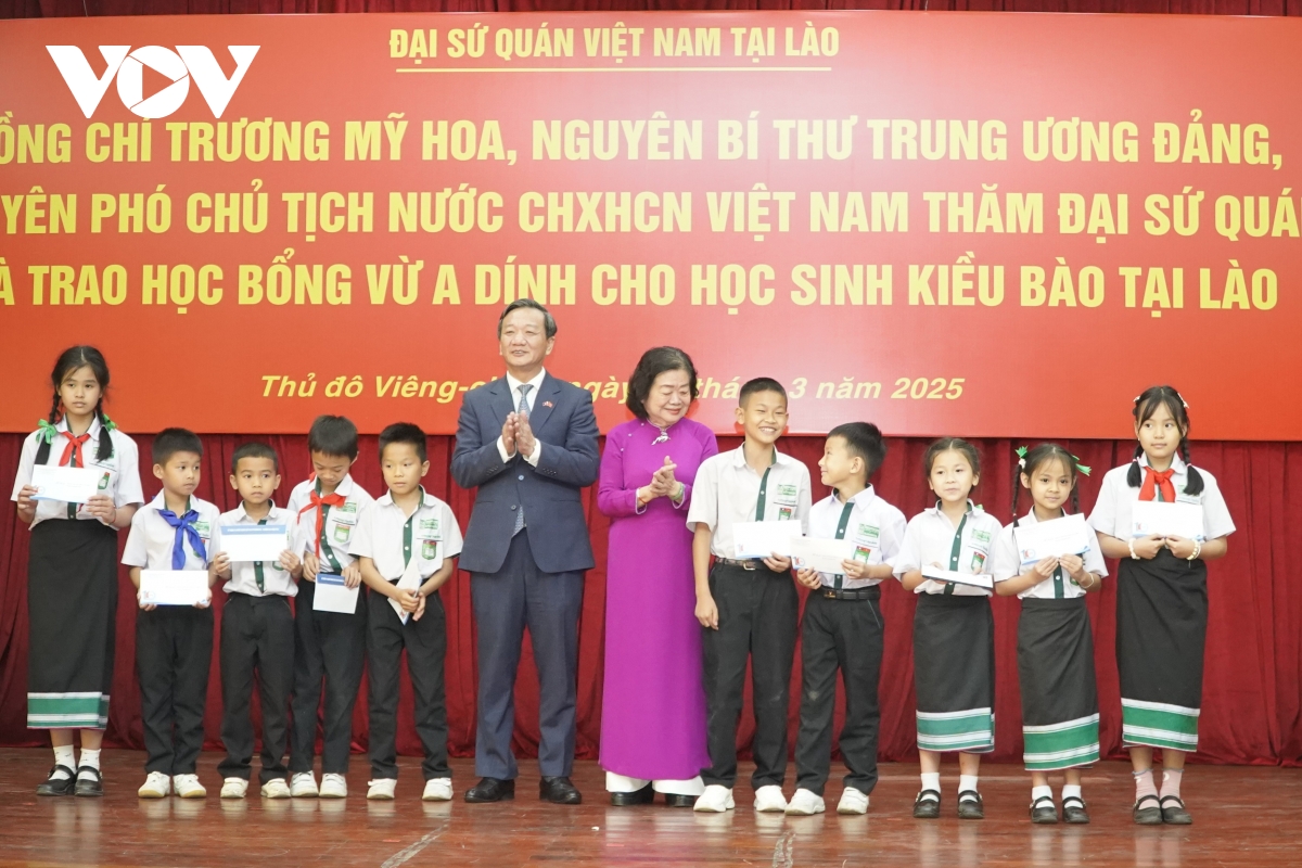 trao 100 suat hoc bong vu a dinh cho con em kieu bao tai lao hinh anh 1
