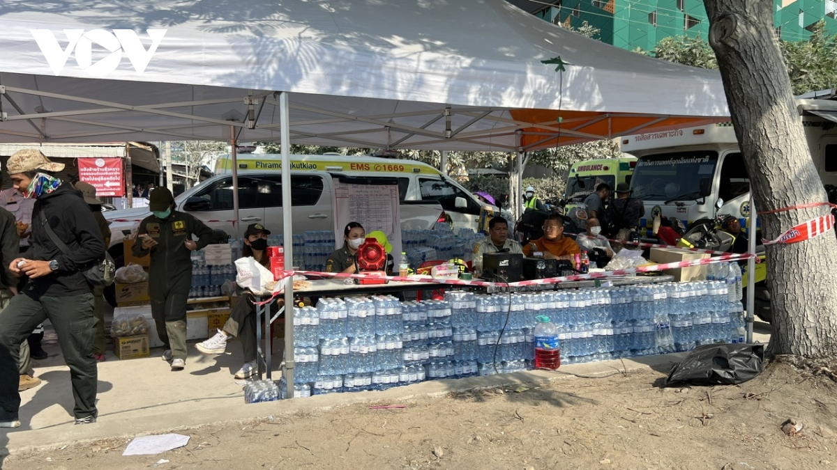 gia đình các nạn nhân vụ sập nhà do động đất ở bangkok vẫn chờ đợi phép màu hình ảnh 6 gia dinh cac nan nhan vu sap nha do dong dat o bangkok van cho doi phep mau hinh anh 6