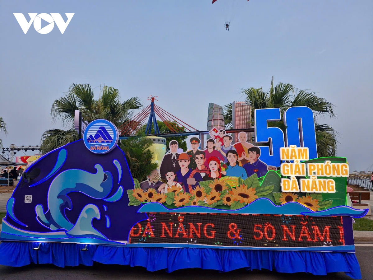 Hội thi Diễu hành xe hoa và thuyền hoa chào mừng 50 năm ngày giải phóng Đà Nẵng