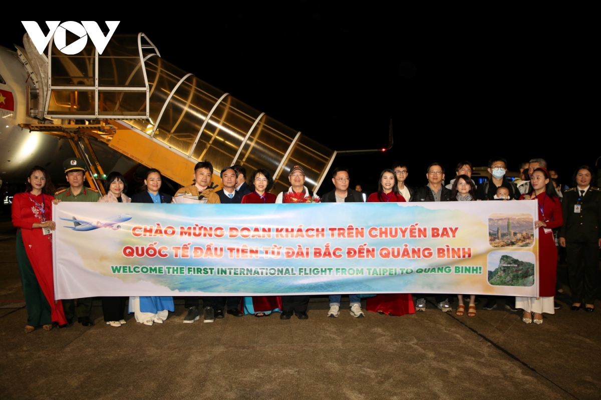 Đón chuyến bay quốc tế đầu tiên đến sân bay Đồng Hới