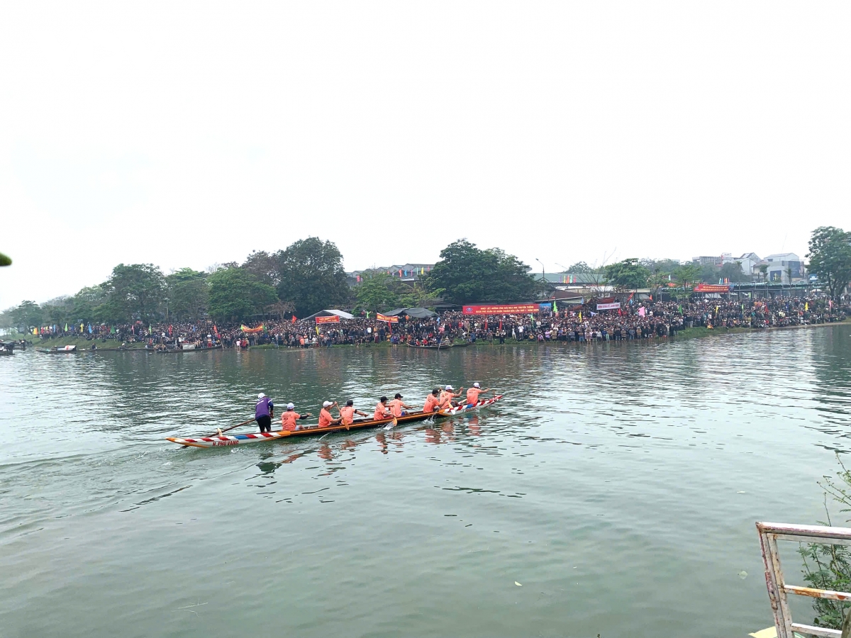 sôi nổi giải đua ghe truyền thống trên sông hương hình ảnh 3 soi noi giai dua ghe truyen thong tren song huong hinh anh 3