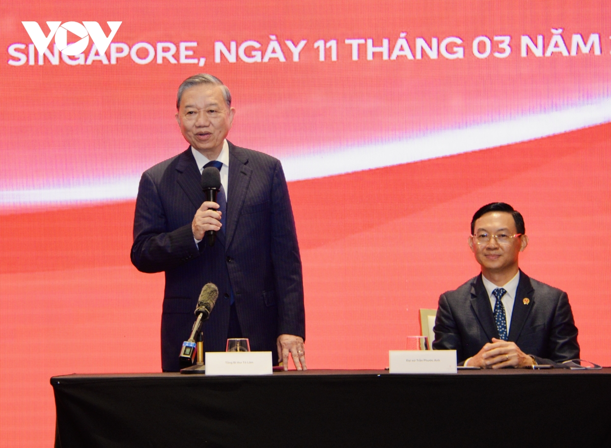 Tổng Bí thư Tô Lâm gặp mặt cán bộ nhân viên Đại sứ quán Việt Nam tại Singapore