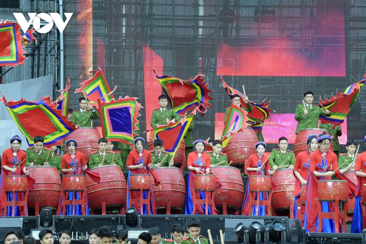 Ấn tượng người phụ nữ công an nhân dân trong tà áo dài việt nam hình ảnh 1 An tuong nguoi phu nu cong an nhan dan trong ta ao dai viet nam hinh anh 1
