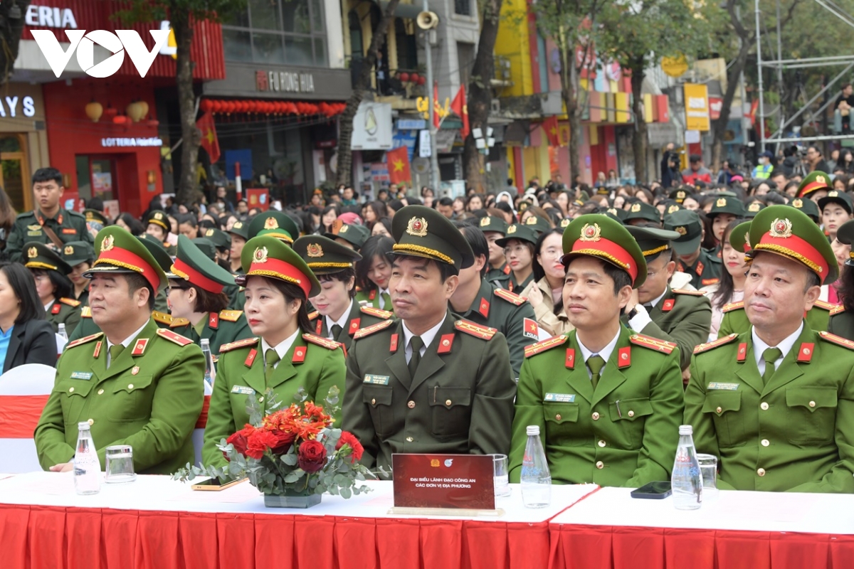 Ấn tượng người phụ nữ công an nhân dân trong tà áo dài việt nam hình ảnh 4 An tuong nguoi phu nu cong an nhan dan trong ta ao dai viet nam hinh anh 4