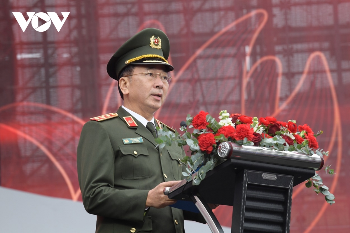 Ấn tượng người phụ nữ công an nhân dân trong tà áo dài việt nam hình ảnh 3 An tuong nguoi phu nu cong an nhan dan trong ta ao dai viet nam hinh anh 3