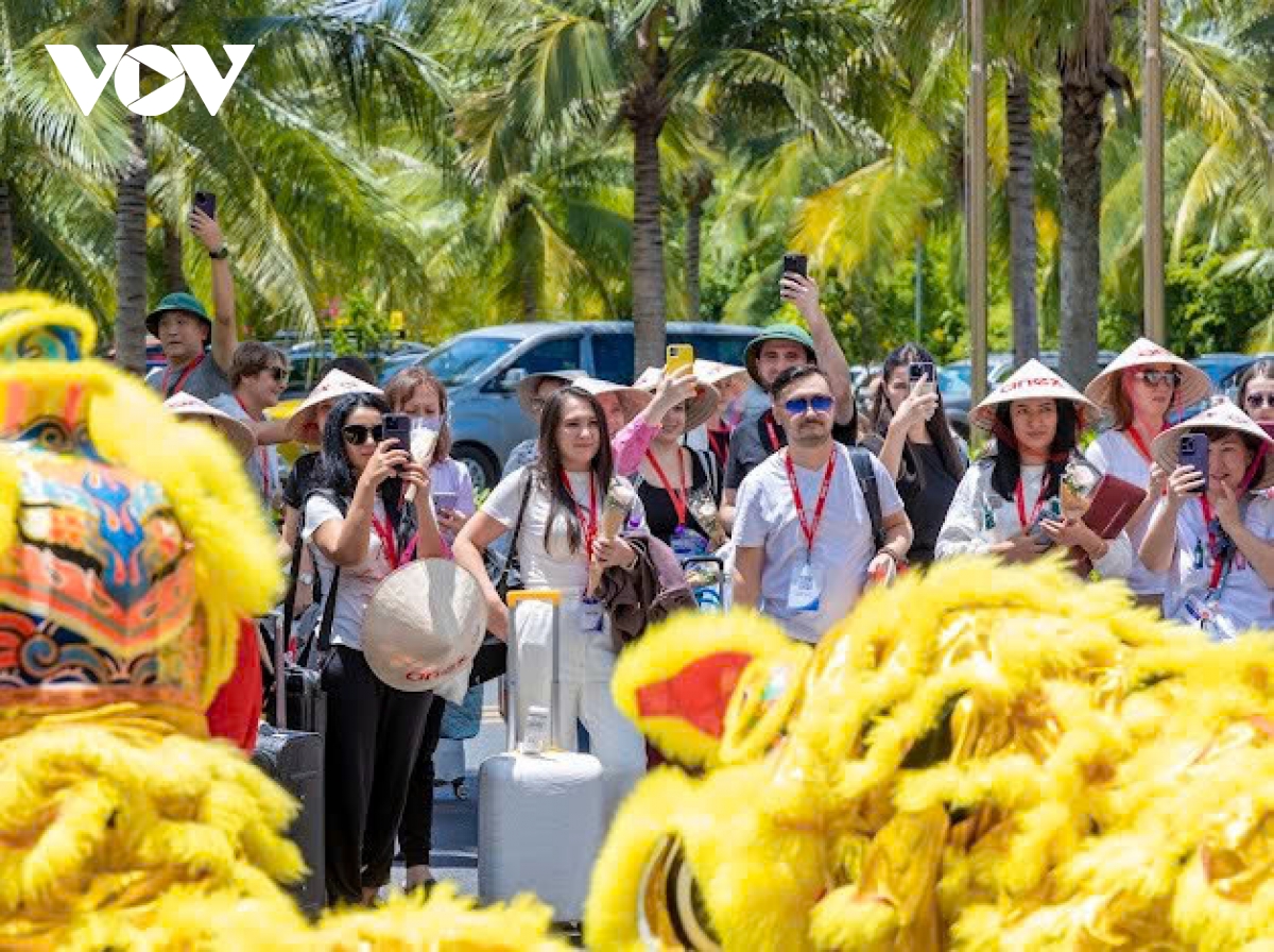 khanh hoa khoi phuc thi truong truyen thong, tai co cau du lich hinh anh 2