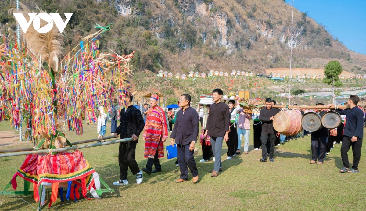 moc chau gan bao ton van hoa voi phat trien du lich qua le hoi cau mua hinh anh 8