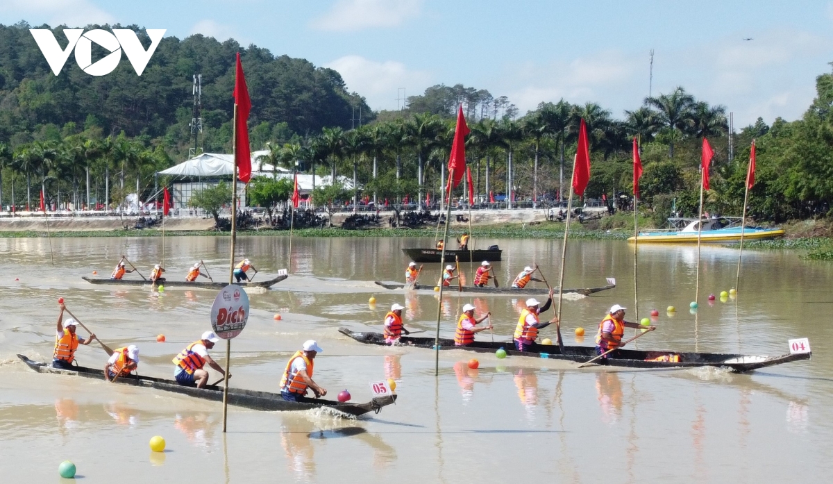 gần 100 tay chèo tham gia đua thuyền độc mộc trên hồ tự nhiên lớn nhất tây nguyên hình ảnh 1 gan 100 tay cheo tham gia dua thuyen doc moc tren ho tu nhien lon nhat tay nguyen hinh anh 1