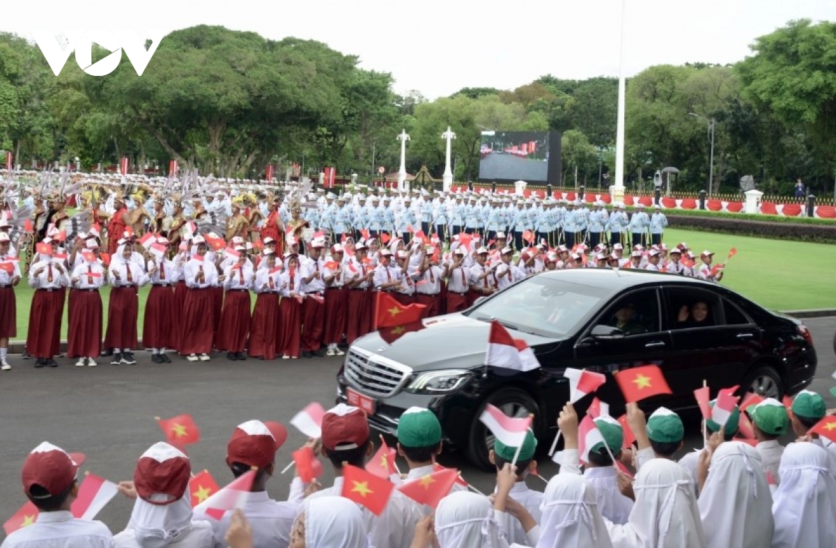 indonesia fires 21-gun salute to welcome party leader to lam picture 2