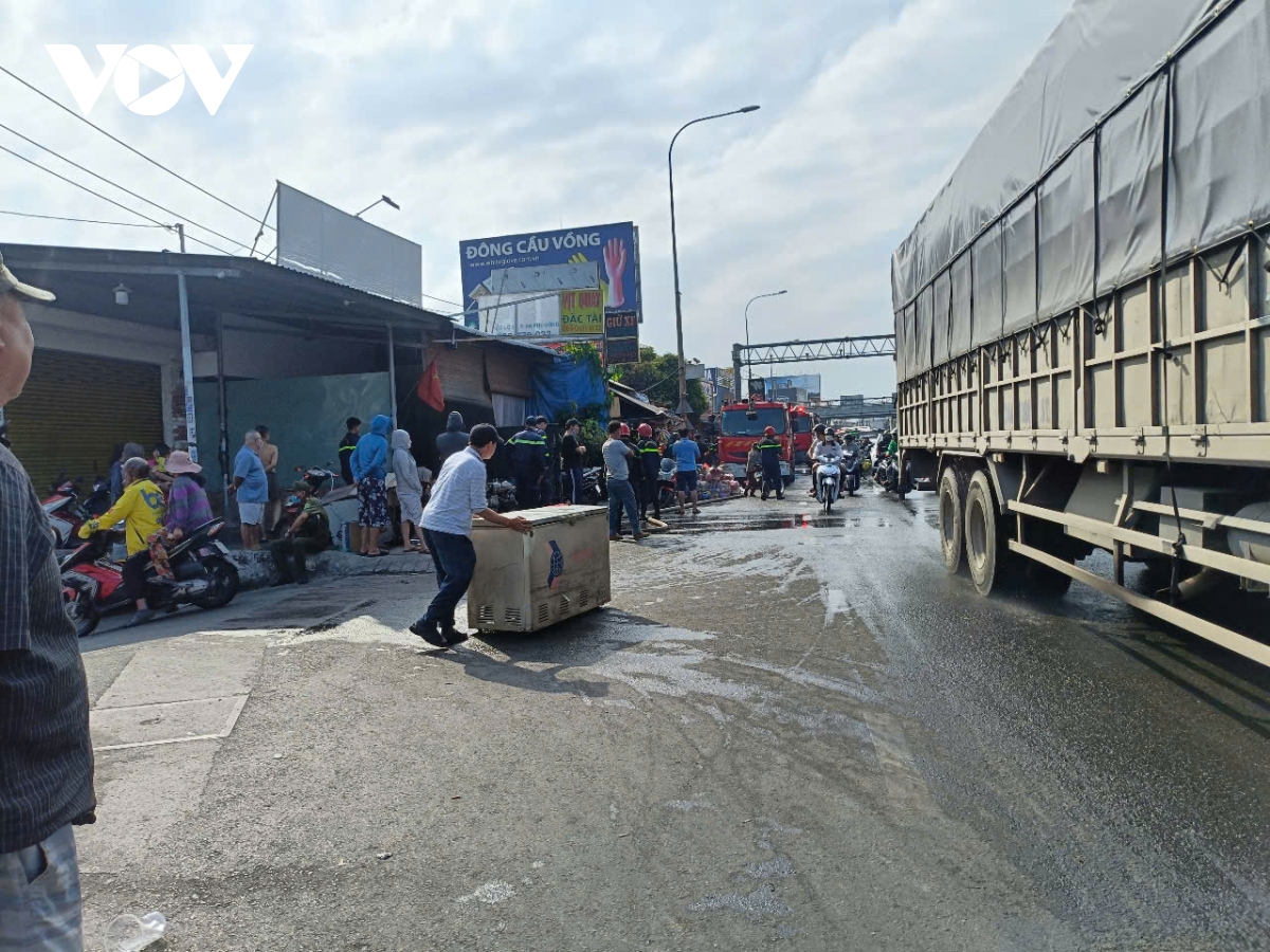 vu chay gan nga tu binh phuoc may man khong thiet hai ve nguoi hinh anh 2