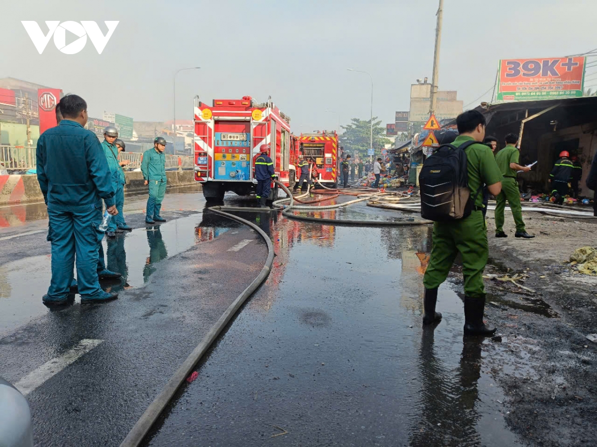 chay lon nhieu can nha gan nga tu binh phuoc o tp.hcm hinh anh 2