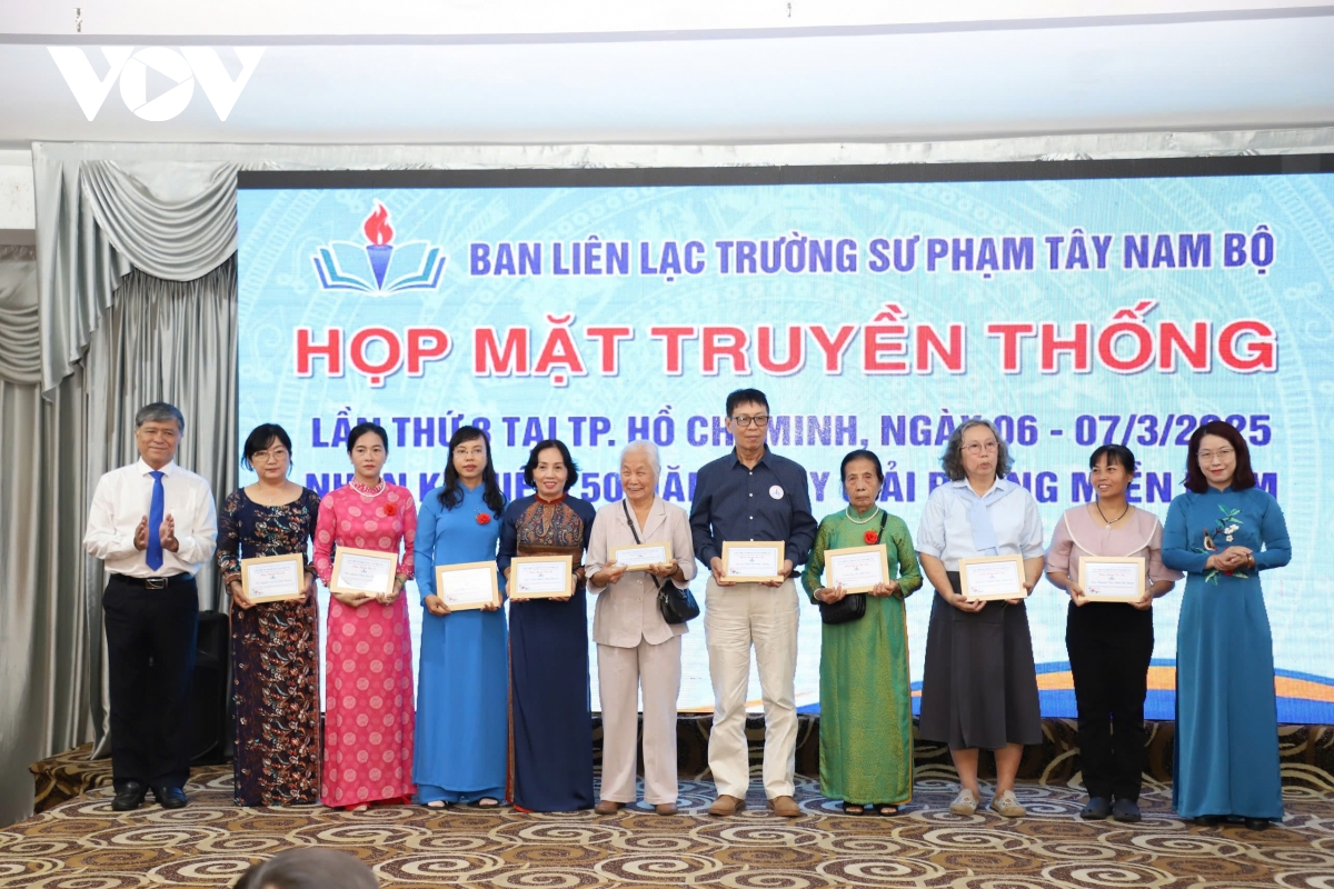 xúc động buổi họp mặt của những người thầy cầm súng hình ảnh 3 xuc dong buoi hop mat cua nhung nguoi thay cam sung hinh anh 3