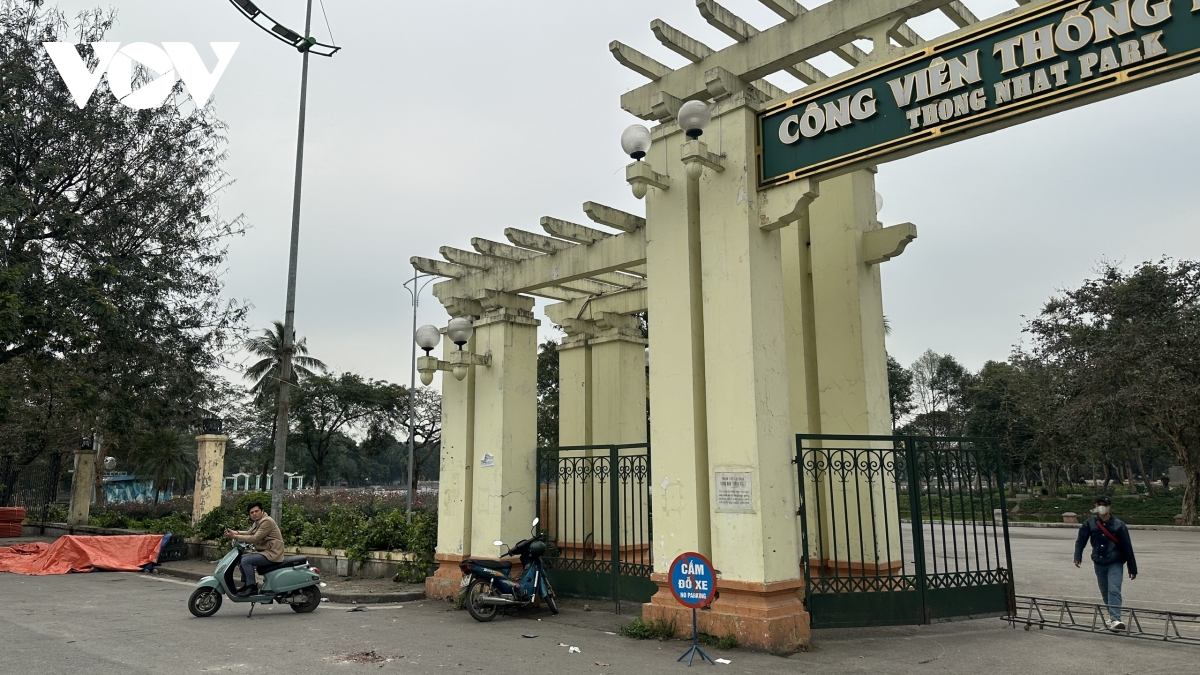 Hình ảnh hạ rào kết hợp chỉnh trang cảnh quan đô thị vỉa hè Công viên Thống Nhất