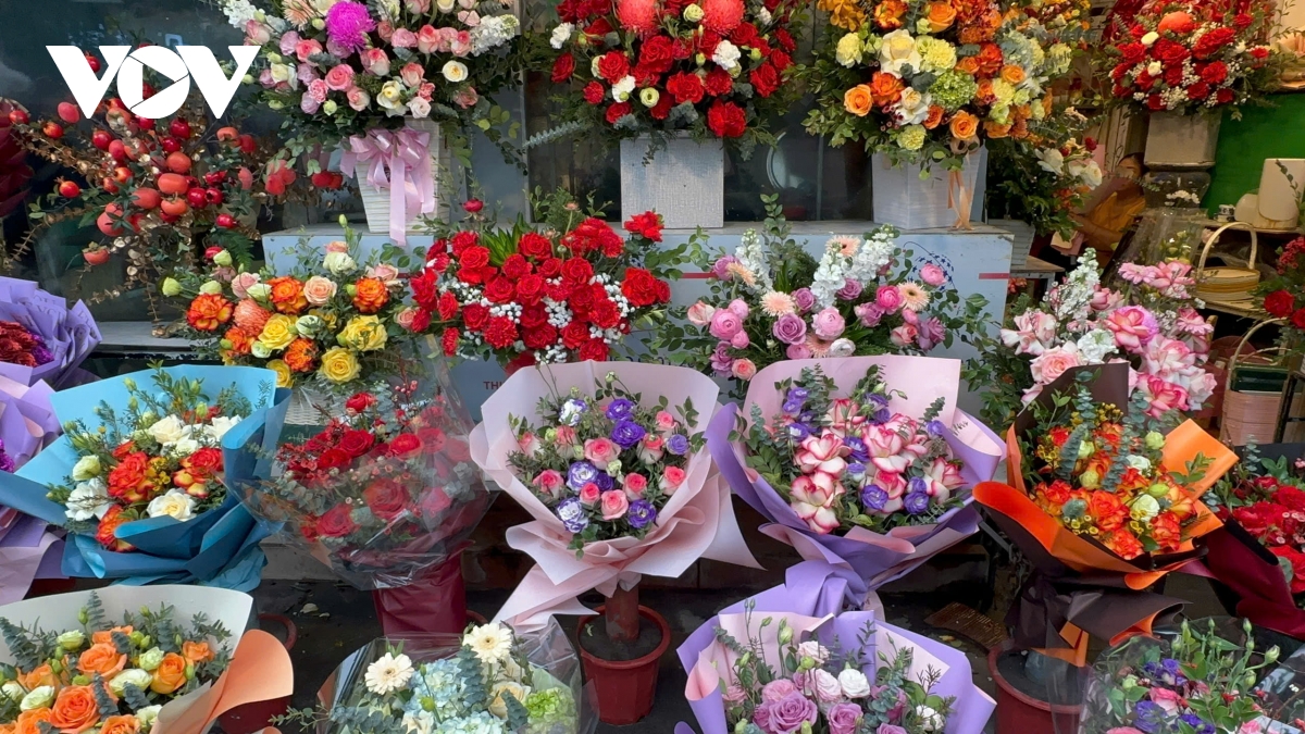 Thị trường quà tặng 8/3: Giá cả hợp lý, mặt hàng phong phú