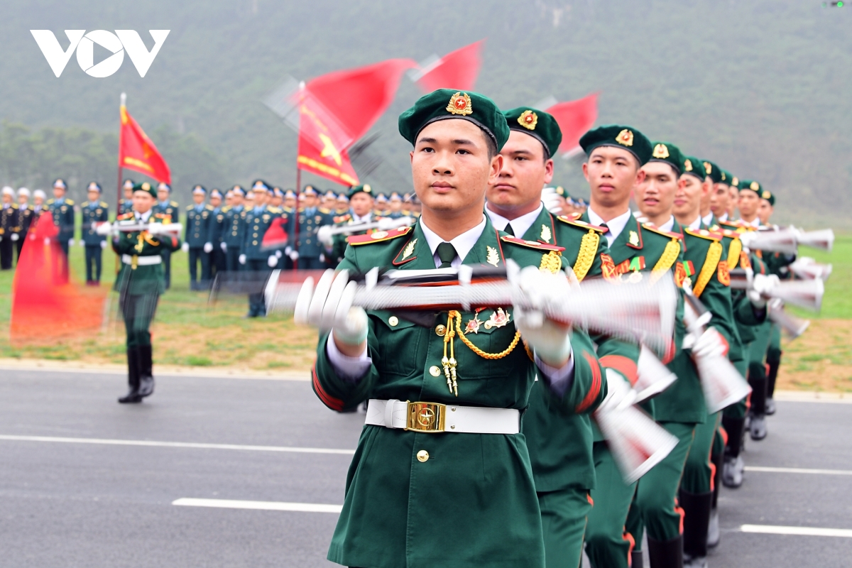 bộ đội múa súng, hợp luyện diễu binh kỷ niệm 50 năm giải phóng miền nam hình ảnh 2 bo doi mua sung, hop luyen dieu binh ky niem 50 nam giai phong mien nam hinh anh 2