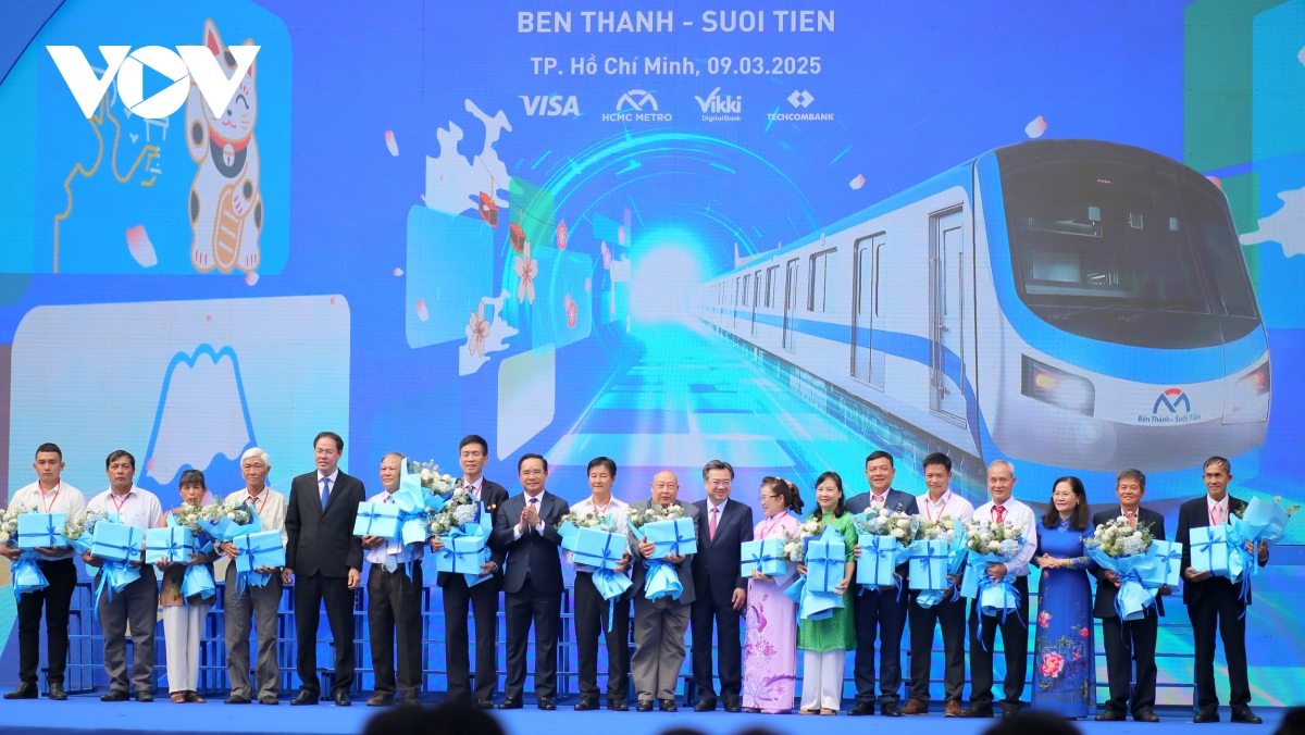 lãnh đạo việt nam - nhật bản trải nghiệm metro số 1 trong ngày khánh thành hình ảnh 4 lanh dao viet nam - nhat ban trai nghiem metro so 1 trong ngay khanh thanh hinh anh 4