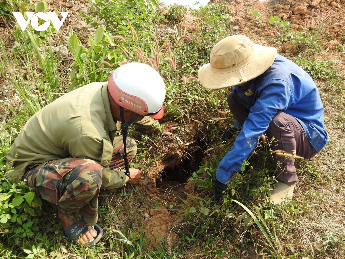 kon tum vao cao diem mua kho, nuoc tuoi cho cay trong bat dau khan hiem hinh anh 3