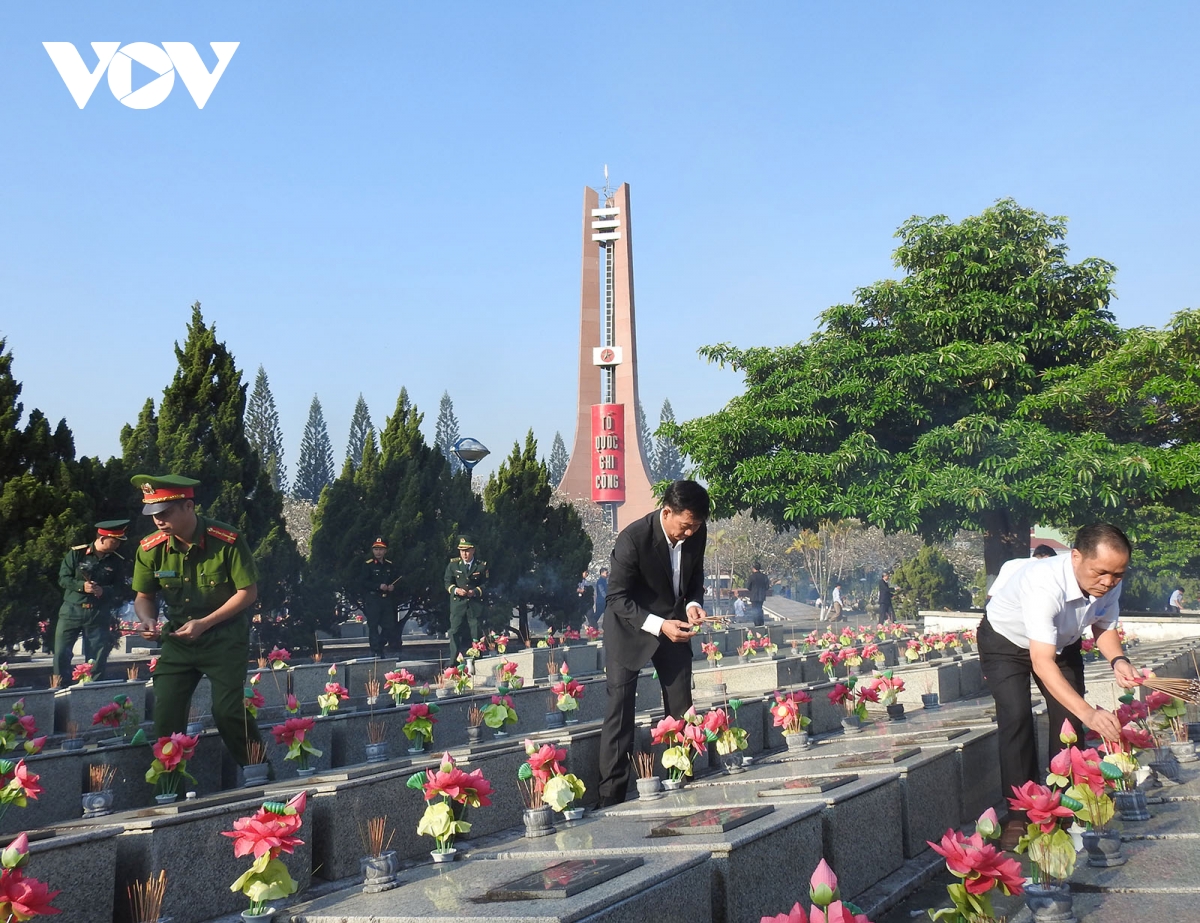 lễ viếng tưởng niệm anh hùng liệt sỹ nhân kỷ niệm 50 năm giải phóng kon tum hình ảnh 2 le vieng tuong niem anh hung liet sy nhan ky niem 50 nam giai phong kon tum hinh anh 2