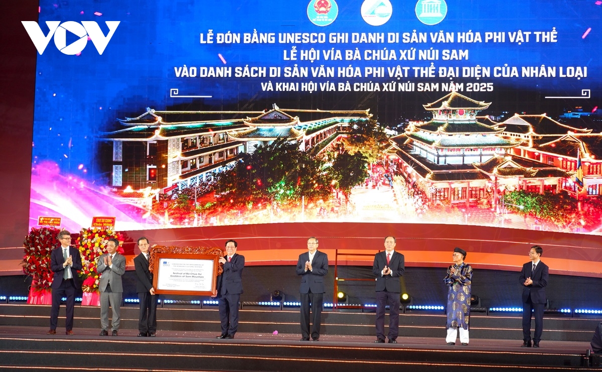 lễ đón bằng unesco ghi danh lễ hội vía bà chúa xứ núi sam là di sản văn hoá phi vật thể hình ảnh 3 le don bang unesco ghi danh le hoi via ba chua xu nui sam la di san van hoa phi vat the hinh anh 3