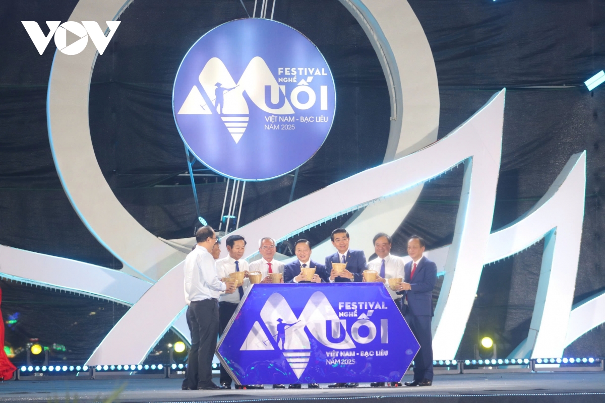 phó thủ tướng trần hồng hà dự khai mạc festival nghề muối việt nam-bạc liêu 2025 hình ảnh 4 pho thu tuong tran hong ha du khai mac festival nghe muoi viet nam-bac lieu 2025 hinh anh 4