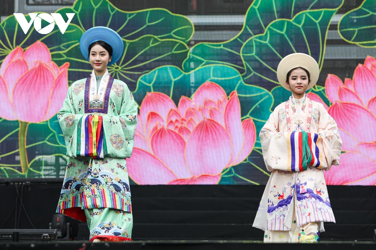 Ấn tượng người phụ nữ công an nhân dân trong tà áo dài việt nam hình ảnh 7 An tuong nguoi phu nu cong an nhan dan trong ta ao dai viet nam hinh anh 7