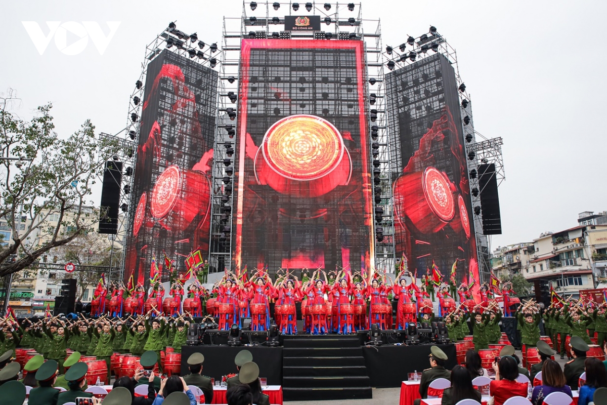 Ấn tượng người phụ nữ công an nhân dân trong tà áo dài việt nam hình ảnh 2 An tuong nguoi phu nu cong an nhan dan trong ta ao dai viet nam hinh anh 2