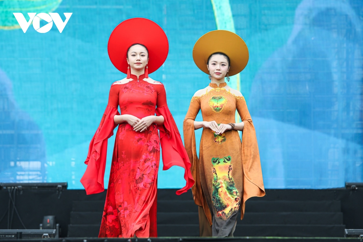 Ấn tượng người phụ nữ công an nhân dân trong tà áo dài việt nam hình ảnh 10 An tuong nguoi phu nu cong an nhan dan trong ta ao dai viet nam hinh anh 10