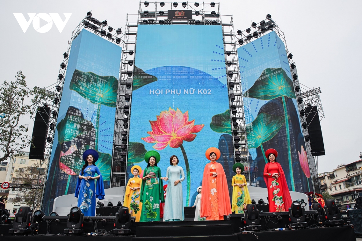 Ấn tượng người phụ nữ công an nhân dân trong tà áo dài việt nam hình ảnh 12 An tuong nguoi phu nu cong an nhan dan trong ta ao dai viet nam hinh anh 12