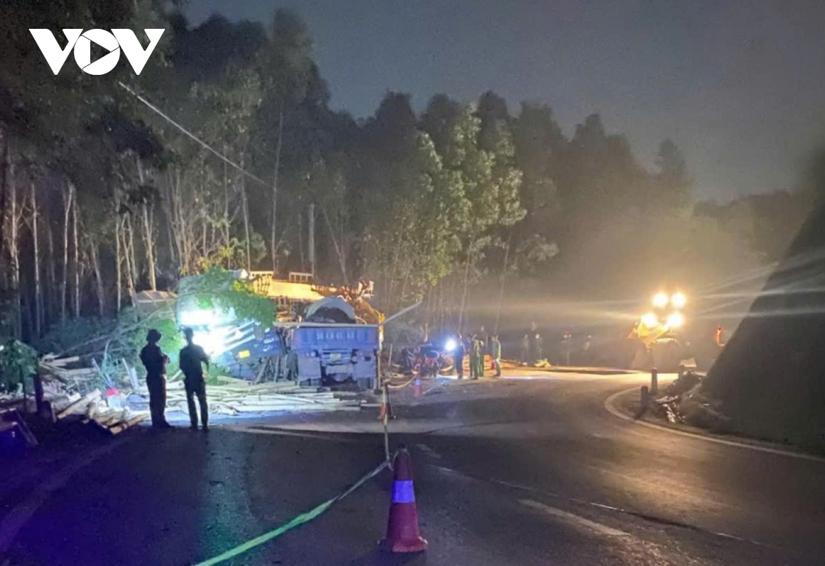 quảng bình 2 xe tải đối đầu, 2 người chết, 1 người bị thương hình ảnh 2 quang binh 2 xe tai doi dau, 2 nguoi chet, 1 nguoi bi thuong hinh anh 2