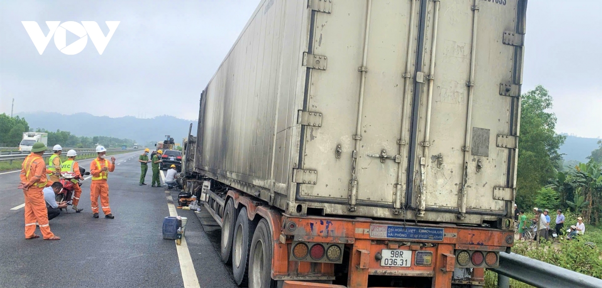 xe đầu kéo bốc cháy ngùn ngụt trên cao tốc Đà nẵng quảng ngãi hình ảnh 2 xe dau keo boc chay ngun ngut tren cao toc Da nang quang ngai hinh anh 2