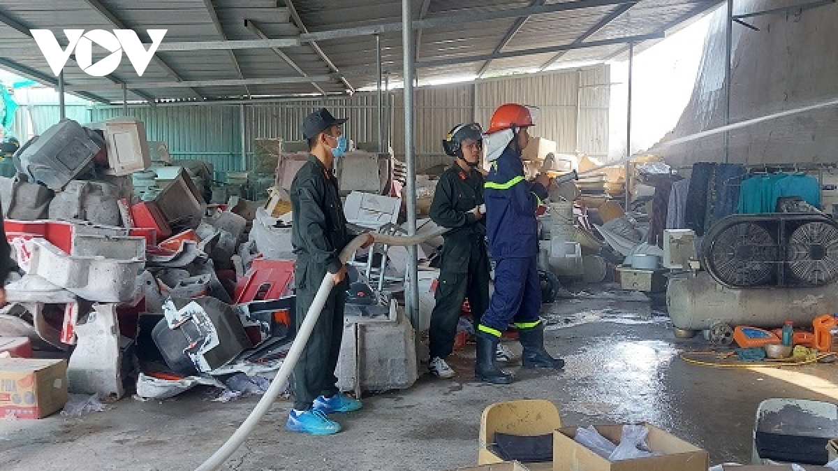 huy động 120 người tham gia chữa cháy xảy ra tại kho composite ở Đồng tháp hình ảnh 2 huy dong 120 nguoi tham gia chua chay xay ra tai kho composite o Dong thap hinh anh 2