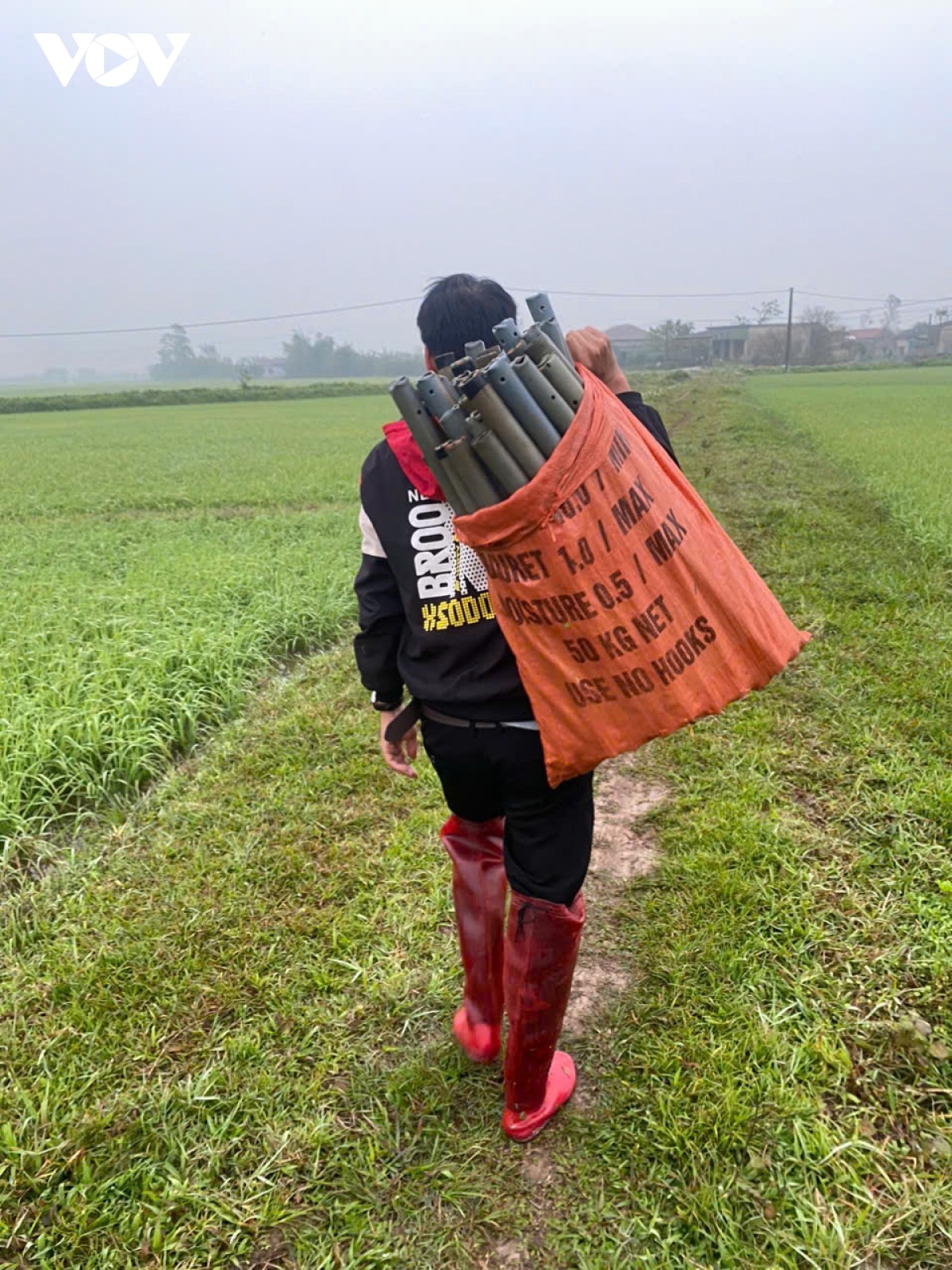 Đặt bẫy lươn, nhiều người dân ở Hà Tĩnh thu tiền triệu lúc nông nhàn