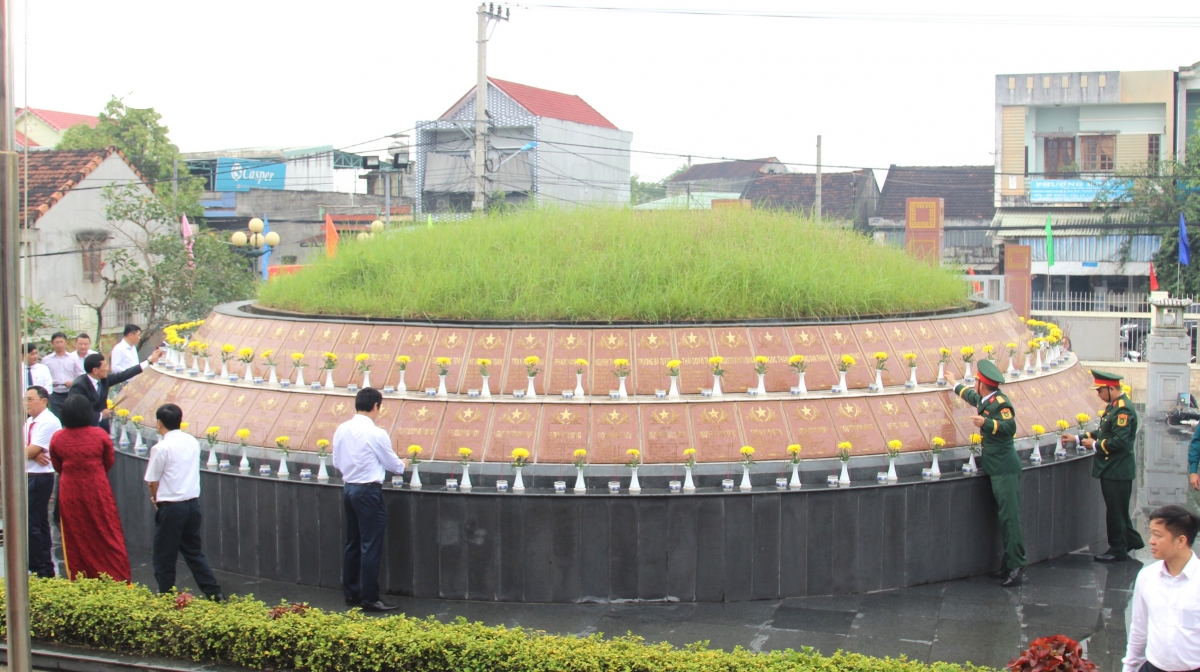 Ông nguyễn trọng nghĩa dâng hương tại tượng đài chiến thắng núi bà, bình Định hình ảnh 6 Ong nguyen trong nghia dang huong tai tuong dai chien thang nui ba, binh Dinh hinh anh 6