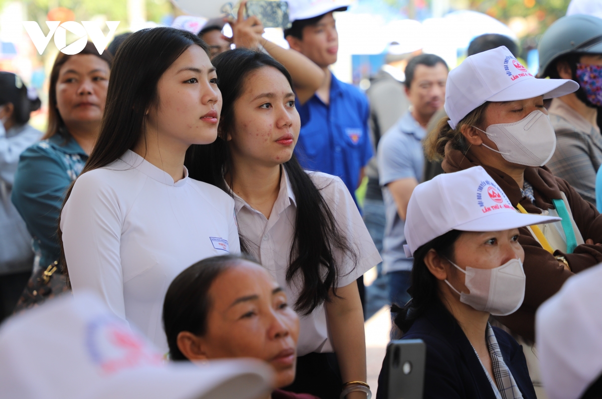 gần 100 tay chèo tham gia đua thuyền độc mộc trên hồ tự nhiên lớn nhất tây nguyên hình ảnh 3 gan 100 tay cheo tham gia dua thuyen doc moc tren ho tu nhien lon nhat tay nguyen hinh anh 3