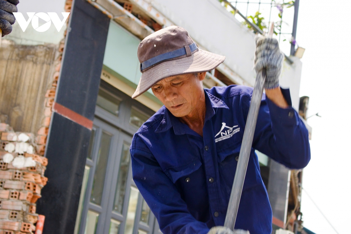 Người dân TP.HCM vất vả mưu sinh giữa tiết trời nắng nóng