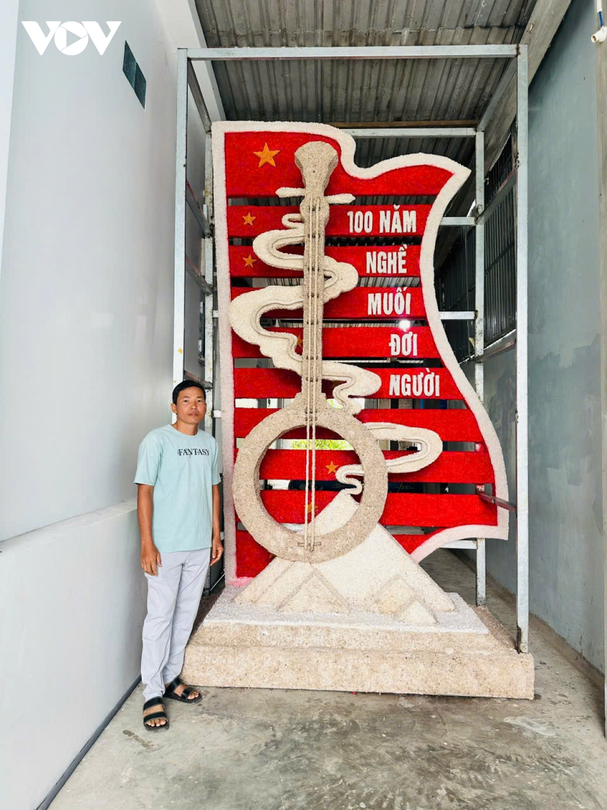 người con xứ biển bạc liêu chế tác cây đờn kìm từ hạt muối hình ảnh 4 nguoi con xu bien bac lieu che tac cay don kim tu hat muoi hinh anh 4