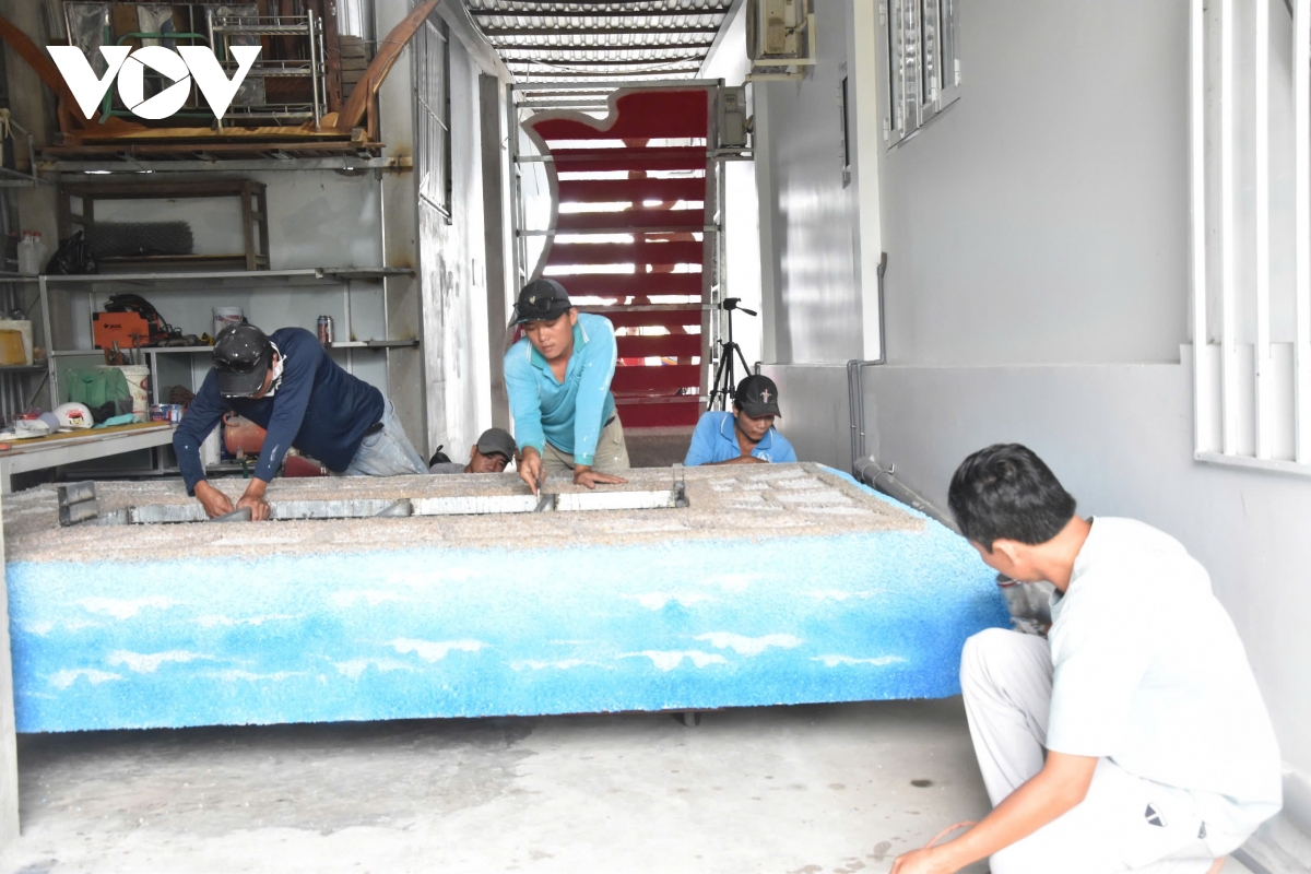người con xứ biển bạc liêu chế tác cây đờn kìm từ hạt muối hình ảnh 1 nguoi con xu bien bac lieu che tac cay don kim tu hat muoi hinh anh 1
