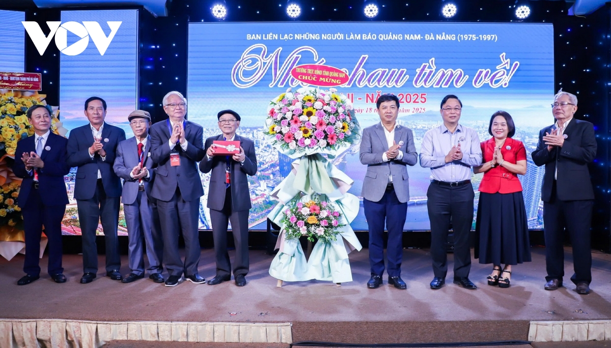 gặp mặt hơn 200 người làm báo nhân kỷ niệm 50 năm giải phóng tỉnh quảng nam và tp Đà nẵng hình ảnh 2 gap mat hon 200 nguoi lam bao nhan ky niem 50 nam giai phong tinh quang nam va tp Da nang hinh anh 2