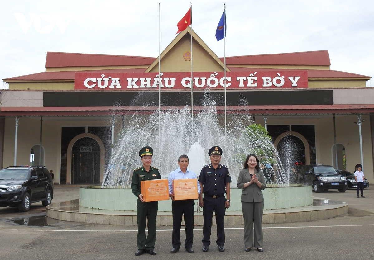 phó chủ tịch nước võ thị Ánh xuân thăm cột mốc biên giới việt nam - lào - campuchia hình ảnh 2 pho chu tich nuoc vo thi Anh xuan tham cot moc bien gioi viet nam - lao - campuchia hinh anh 2