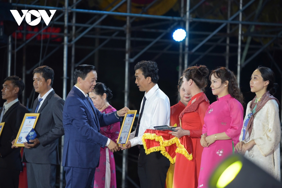 phó thủ tướng trần hồng hà dự khai mạc festival nghề muối việt nam-bạc liêu 2025 hình ảnh 3 pho thu tuong tran hong ha du khai mac festival nghe muoi viet nam-bac lieu 2025 hinh anh 3