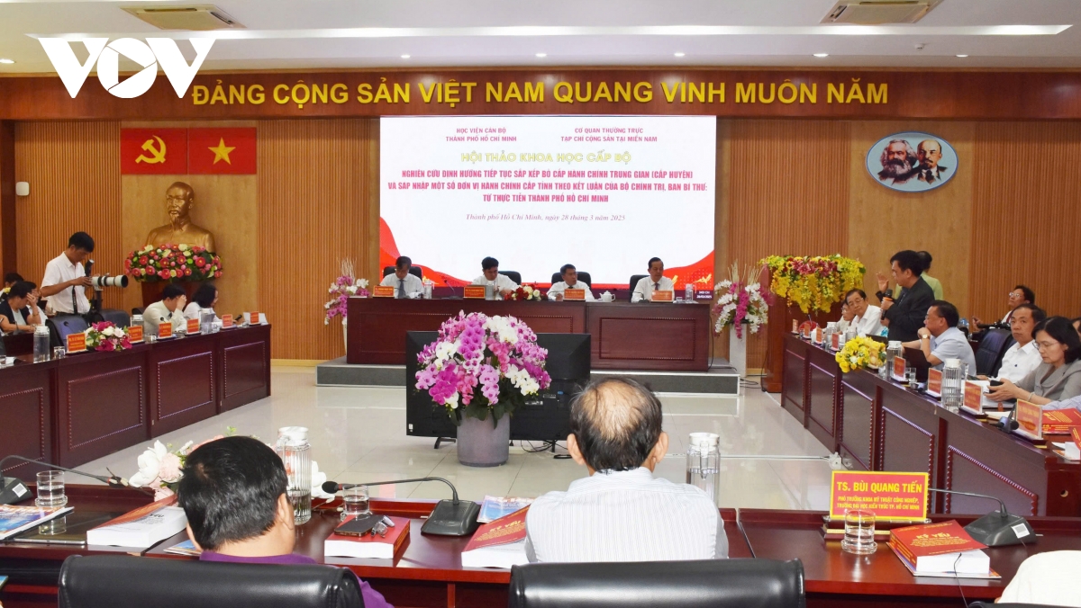 Giảm cấp trung gian phải đi kèm với đẩy mạnh phân cấp phân quyền