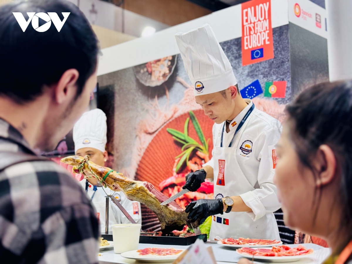 khách việt thích thú trải nghiệm ẩm thực đa quốc gia hình ảnh 2 khach viet thich thu trai nghiem am thuc da quoc gia hinh anh 2