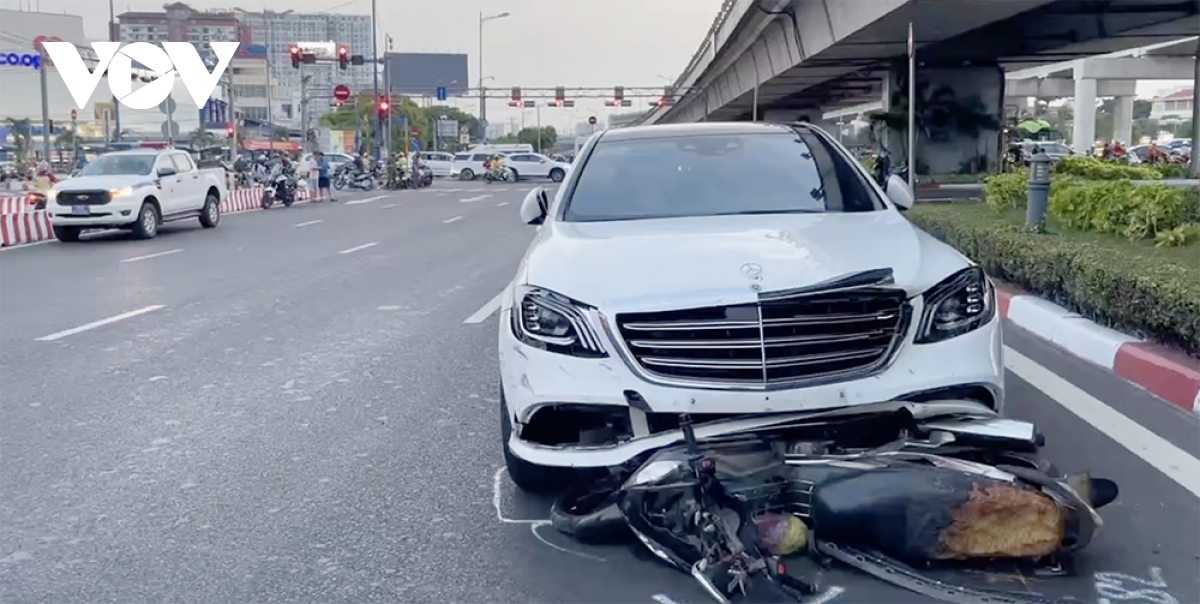 vu mercedes tong loat xe may o tp.hcm nu sinh vien gap nan khong qua khoi hinh anh 7