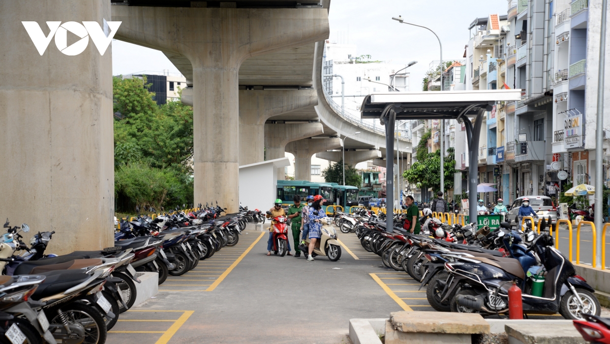 TPHCM điều chỉnh lộ trình 2 tuyến buýt điện kết nối Metro số 1